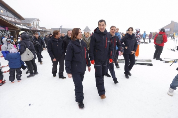 El presidente de la Junta de Andalucía, Juanma Moreno, y la Consejera de Fomento, Rocío Díaz, en una visita a la estación de Sierra Nevada (ÁLEX CÁMARA / EUROPA RPESS)