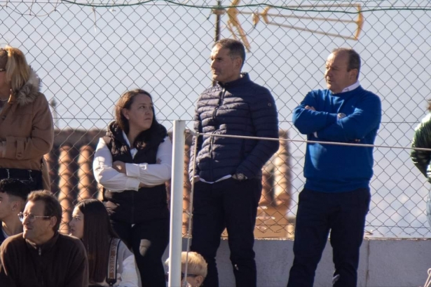 El presidente de la UD Maracena, Sergio Gómez, en el centro de la imagen (CRISTIAN FERNÁNDEZ) 