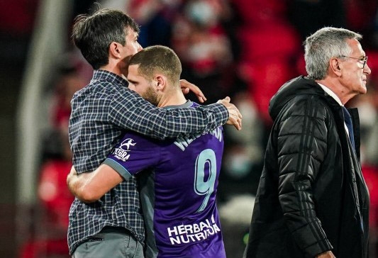 Pacheta se abraza a Weissman durante su etapa en el Real Valladolid (LALIGA)