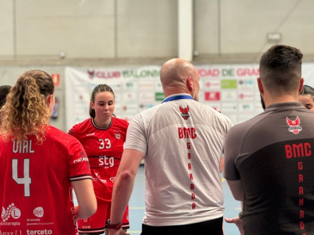 Pablo Perea da instrucciones durante un tiempo muerto (FUNDACIÓN BM GRANADA)