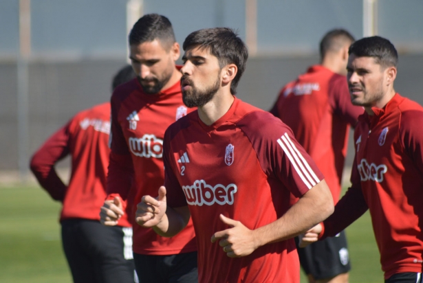 Bruno Méndez, fijo en la alineación inicial, en el entrenamiento del pasado jueves en la Ciudad Deportiva (J. PALMA)