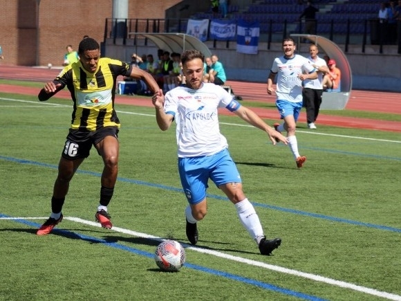 Javi del Moral disputa el balón con un jugador del Berja (MIGUEL JÁIMEZ) 