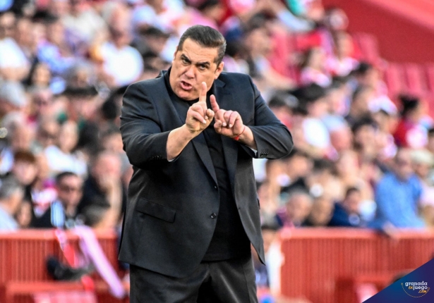 José Ramón Sandoval, entrenador del Granada CF, en un momento del partido ante el  Alavés (JOSÉ M. BALDOMERO)