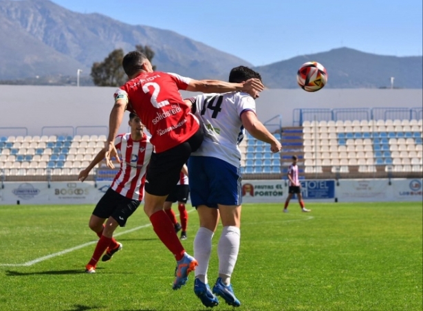 Jordi Scigliotti (Motril) y Linares (Poli Almería) en un lance del partido (SEMANARIO MUCHO DEPORTE) 