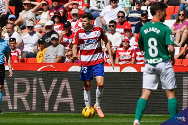 Gumbau en un lance del partido (JOSÉ M. BALDOMERO)