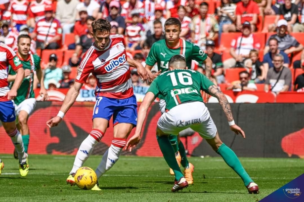 Lucas Boyé fue el mejor del Granada CF (JOSÉ M. BALDOMERO)