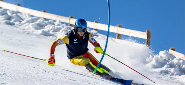 Un esquiador durante un descenso (CETURSA SIERRA NEVADA)