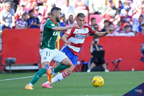 Myrto Uzuni durante el partido ante el Alavés (JOSÉ M. BALDOMERO)