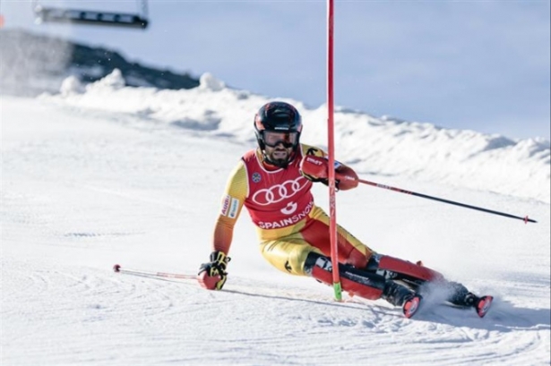 Un esquiador durante el descenso (FEDI) 