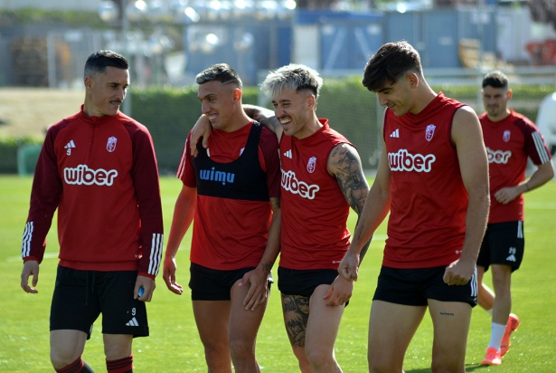 Ricard bromea con Uzuni antes del inicio del último entrenamiento de esta semana (J. PALMA)