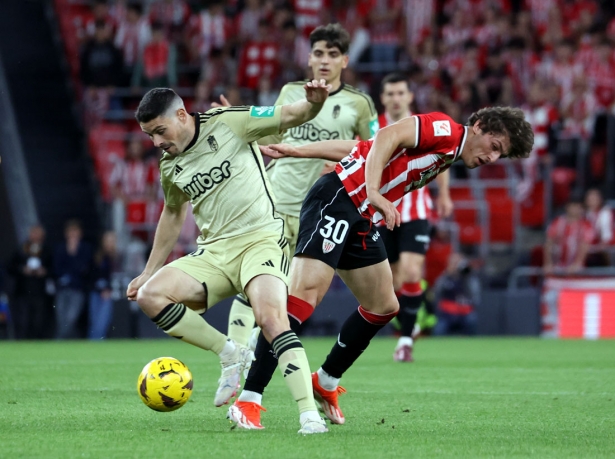 Sergio Ruiz, jugador del Granada CF, en una acción del encuentro ante el Athletic Club (LOF)