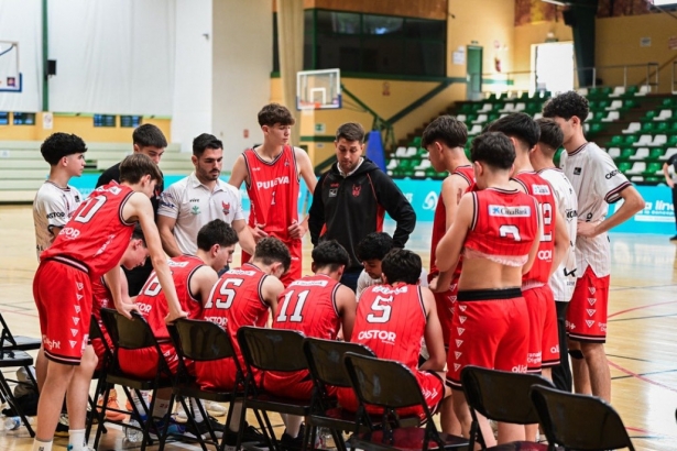 Tiempo muerto durante el partido (FUNDACIÓN CB GRANADA) 