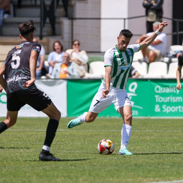 El CD Huétor Vega perdió ante el líder en la última jornada (JUVENTUD TORREMOLINOS)