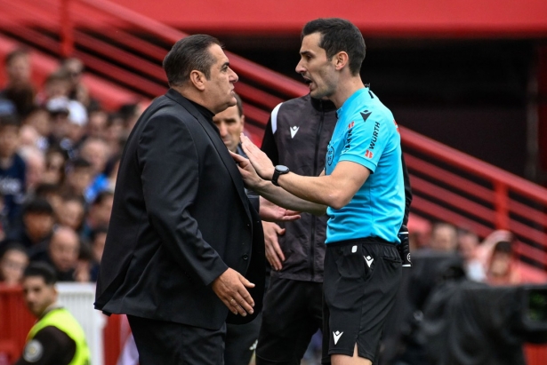 Sandoval discute una decisión al colegiado del encuentro ante Osasuna (JOSÉ M. BALDOMERO)