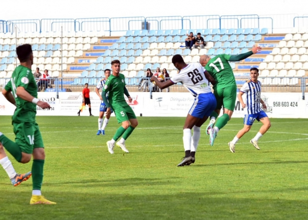 El central visitante Mérida se empleó a fondo con el delantero local Isa Drammeh (SEMANARIO MUCHO DEPORTE)