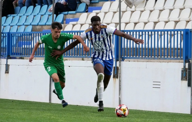 Una acción del encuentro que el Motril jugó ante el Torremolinos el pasado domingo (CF MOTRIL)