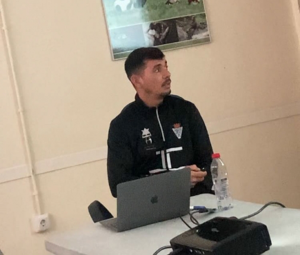 El entrenador de la UD Maracena juvenil, Sergio Corpas