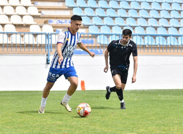 El local Isra González se las ve con el jugador del Maracena, Peso (SEMANARIO MUCHO DEPORTE) 