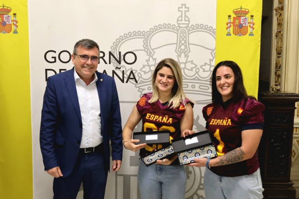 El subdelegado del Gobierno con las jugadoras granadinas campeonas de Europa (SUBDELEGACIÓN)