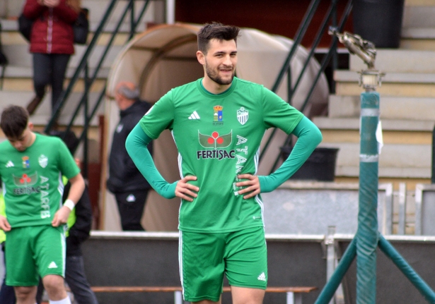 Toni Iglesias, jugador del Atarfe Industrial, en un partido de la temporada (J. PALMA)