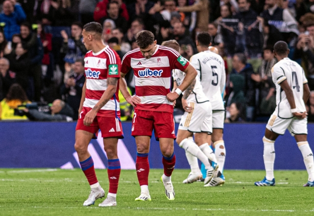 Los jugadores del Granada CF cabizbajos tras encajar el primer tanto ante el Real Madrid en el partido de ida (LOF)