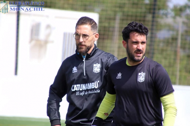 Josemi Ortiz junto al cancerbero del Atlético Monachil, Verdejo (MANU LÓPEZ /ATLÉTICO MONACHIL) 