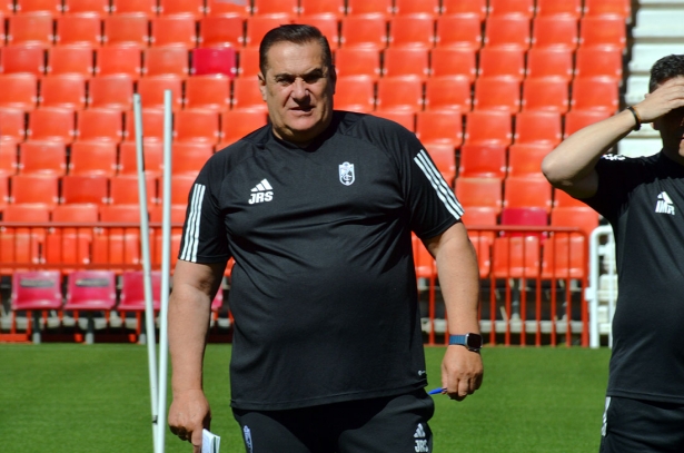 El entrenador del Granada CF, José Ramón Sandoval, en el entrenamiento previo a la cita con el Real Madrid (J. PALMA)