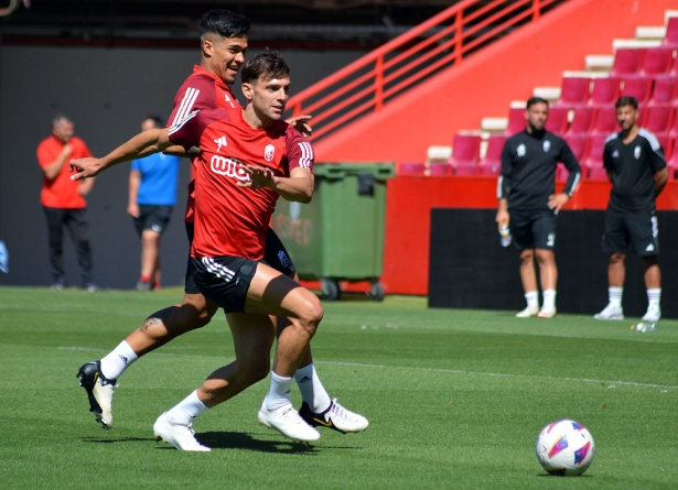 Lucas Boyé pugna con Matías Arezo en el entrenamiento de ayer en `Los Cármenes` (J. PALMA)