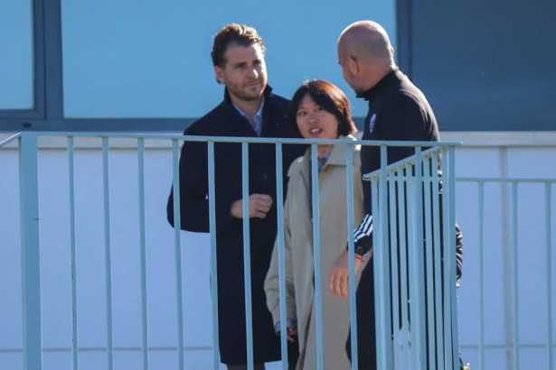 Sophia Yang y MateoTognozzi junto al ex entrenador Paco López en la Ciudad Deportiva (CRISTIAN FERNÁNDEZ)