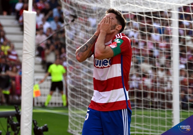 Carlos Neva, jugador del Granada CF, se echa las manos a la cara durante el encuentro (JOSÉ M. BALDOMERO)