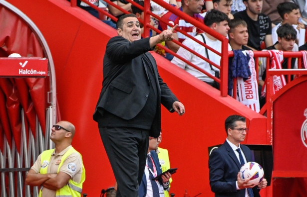 José Ramón Sandoval, entrenador del Granada CF, en un momento del partido ante el Real Madrid (JOSÉ M. BALDOMERO)