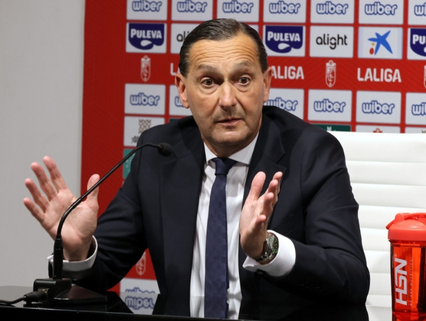 Alfredo García Amado, director general del Granada CF, en la presentación de Sandoval (JOSÉ ANDRÉS FERNÁNDEZ)