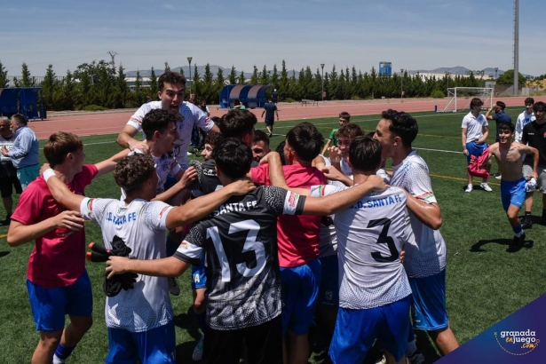 El Santa Fe celebra la permanencia a la finalizacion del partido (JOSÉ M. BALDOMERO) 