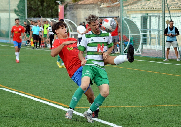 Humberto protege el balón ante un jugador del Cúllar Vega (J. PALMA)