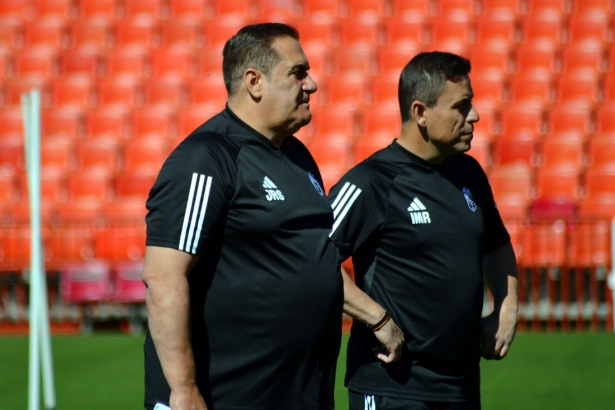 El entrenador del Granada CF, José Ramón Sandoval, durante un entrenamiento (J. PALMA)