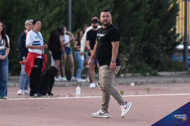 El entrenador del Base Gabia, Romario, durante el encuentro ante el Santa Fe (JOSÉ M. BALDOMERO)