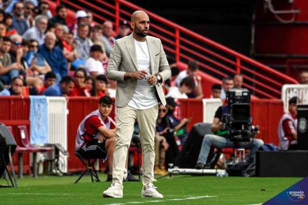 Claudio Giráldez, entrenador del Celta, en un momento del encuentro ante el Granada CF (JOSÉ M. BALDOMERO)