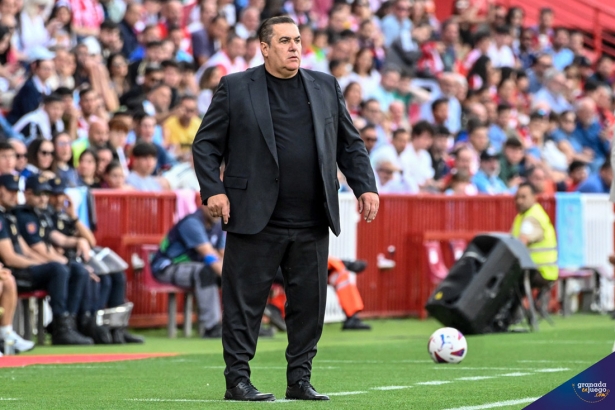 José Ramón Sandoval, entrenador del Granada CF, en un momento del partido ante el Celta (JOSÉ M. BALDOMERO)