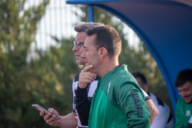 Juan Jesús Zafra, entrenador del Céltic, durante el partido (CRISTIAN FERNÁNDEZ)