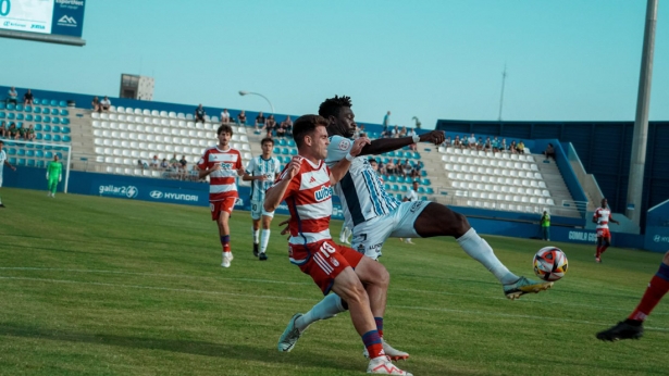 Eu pelea por el balón con Nuha Marong (ATLÉTICO BALEARES)