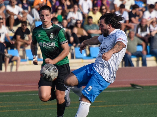 Piru, jugador del CD Santa Fe, en la semifinal ante el Base Gabia CF (JOSÉ M. BALDOMERO)