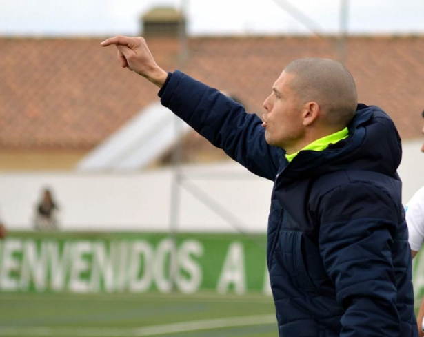 Gabri Padial da instrucciones durante un partido (J. PALMA) 