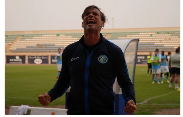 Pablo Hernández celebra la permanencia de El Ejido (POLIDEPORTIVO EL EJIDO)