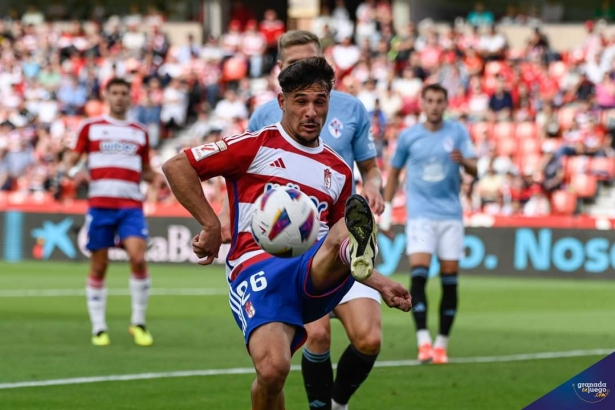 Rodelas, que ha renovado con el Granada CF, durante el partido ante el Celta (JOSÉ M. BALDOMERO)