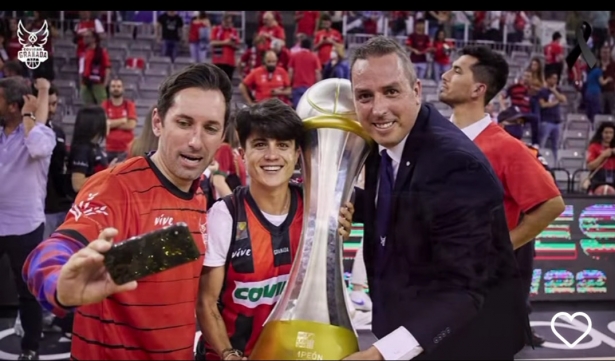 Ángel Vaca (derecha) junto a María Pérez con la Copa de campeones de LEB Oro (FUNDACIÓN CB GRANADA)