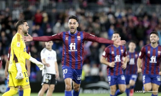 Iván Chapela celebra un gol con el CD Eldense (LALIGA)