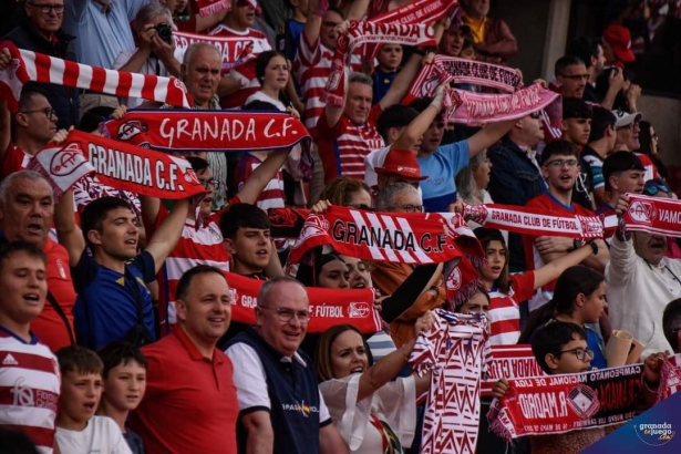 Aficionados del Granada CF (JOSÉ M. BALDOMERO)