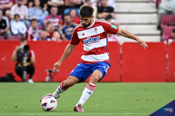 Bruno Méndez durante un partido con el Granada CF (JOSÉ M. BALDOMERO)