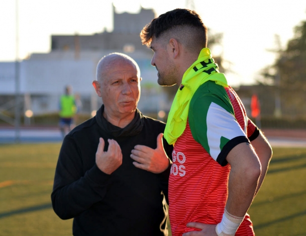 Miguel Álvarez da instrucciones a un jugador del CF Imperio (J. OALMA)