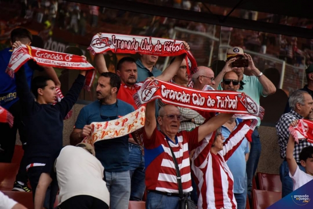 Aficionados del Granada CF (JOSÉ M. BALDOMERO)